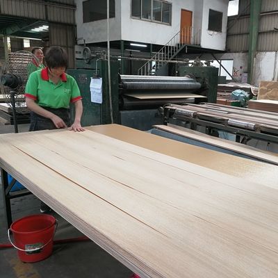 MDF ফেসড ন্যাচারাল ওক ক্রাউন উড ব্যহ্যাবরণ 2440/2745 মিমি দৈর্ঘ্যের সাইজ গ্রেড E0/E1 চীন প্রস্তুতকারকের কাছ থেকে